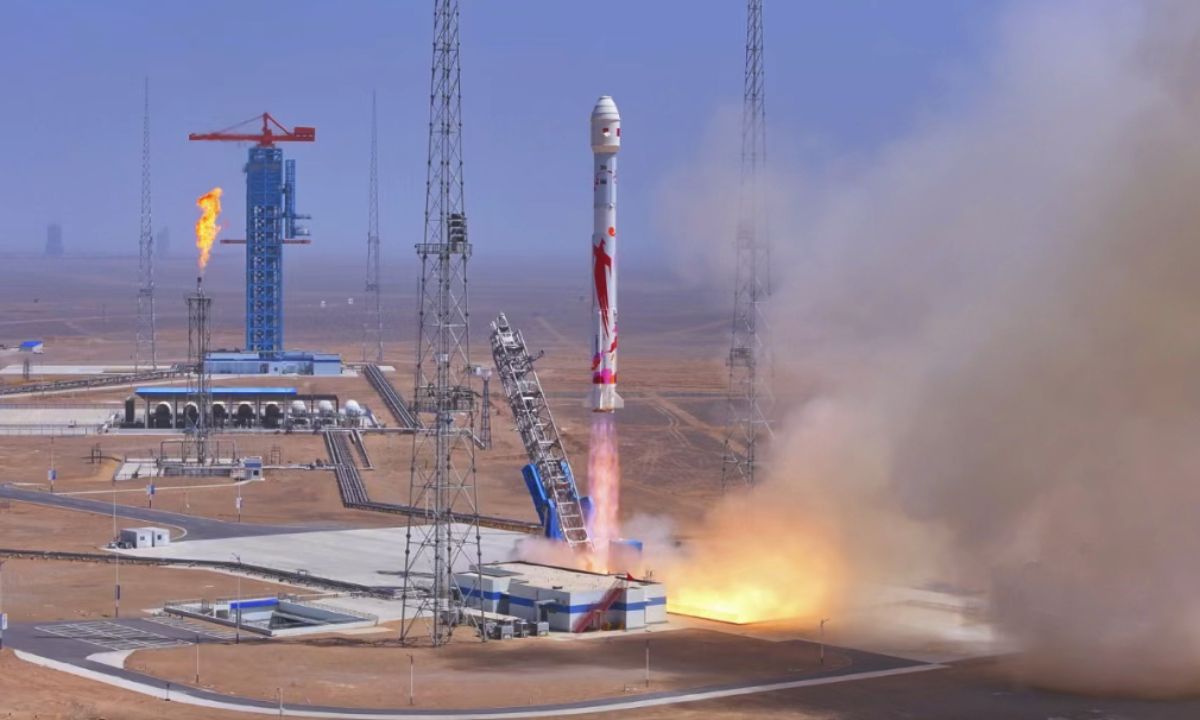 Roket komersial berkode ZQ-2E Y2 lepas landas dari zona percontohan inovasi ruang angkasa komersial Dongfeng di dekat Pusat Peluncuran Satelit Jiuquan di barat laut Tiongkok, 17 Mei 2025. Roket tersebut lepas landas pada hari Sabtu di barat laut Tiongkok, dan berhasil meluncurkan enam satelit ke luar angkasa.